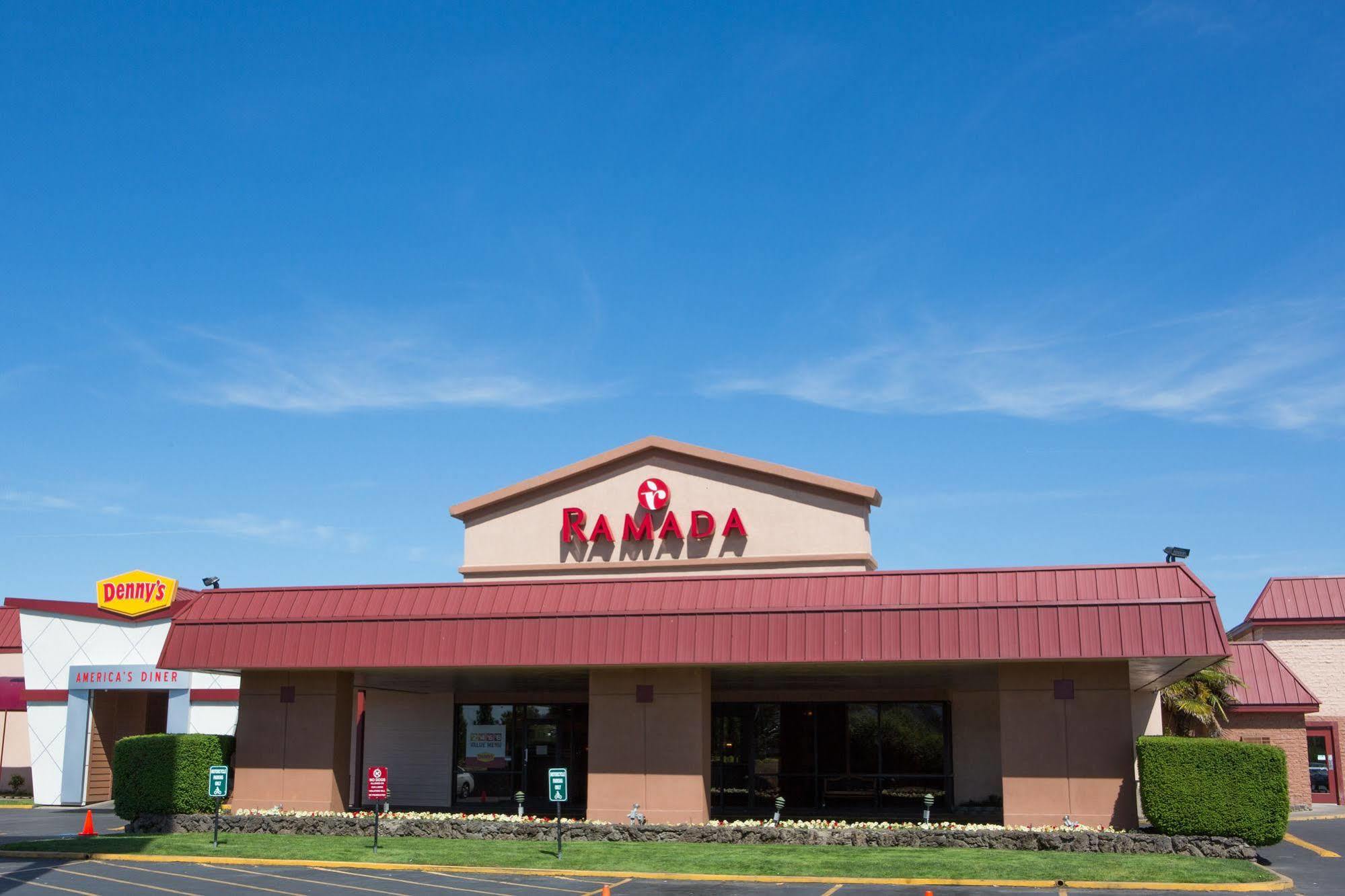 Ramada By Wyndham Medford Hotel & Conference Center Exteriér fotografie
