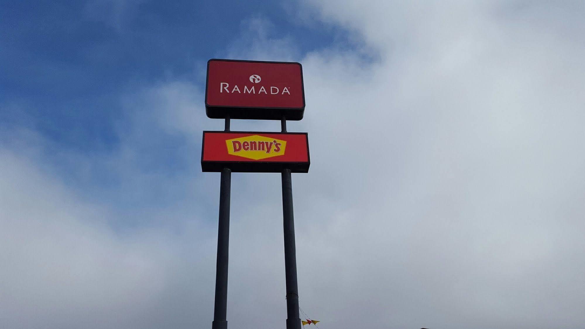 Ramada By Wyndham Medford Hotel & Conference Center Exteriér fotografie