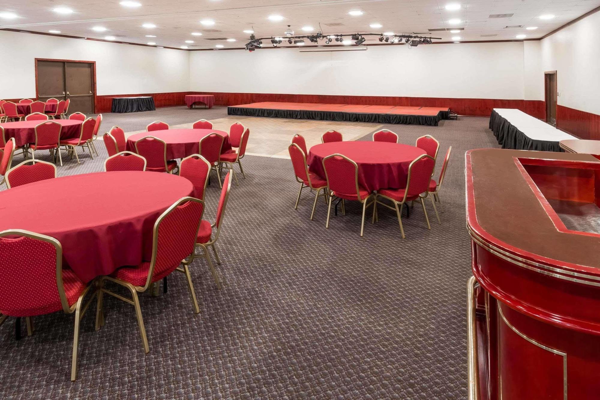 Ramada By Wyndham Medford Hotel & Conference Center Exteriér fotografie