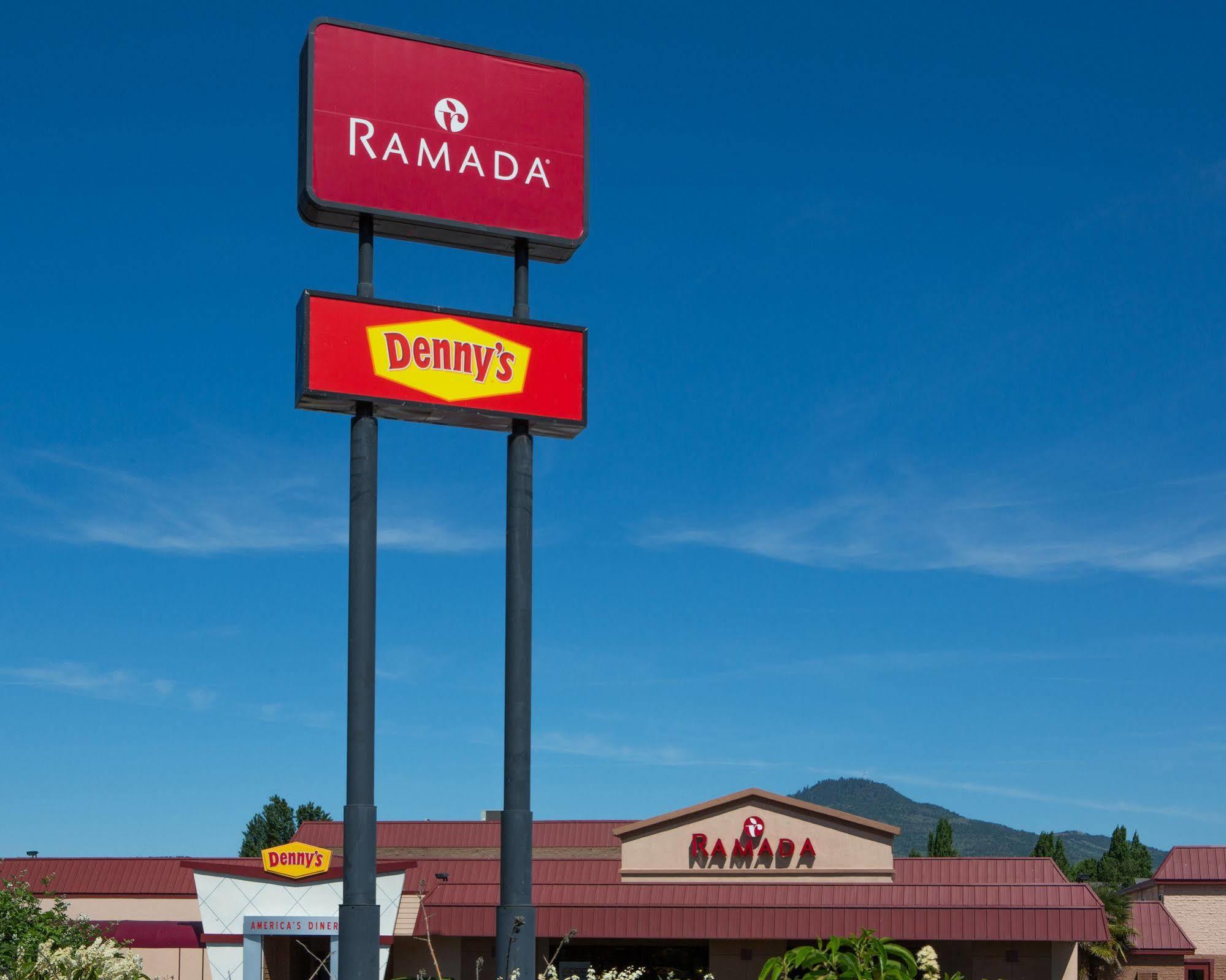 Ramada By Wyndham Medford Hotel & Conference Center Exteriér fotografie